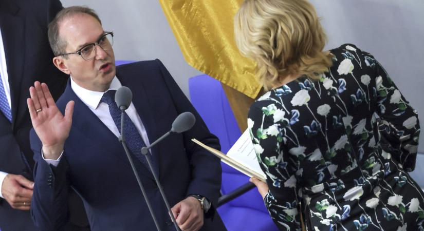 A belügyminiszter betiltotta a Német Királyságot – a királyt letartóztatták