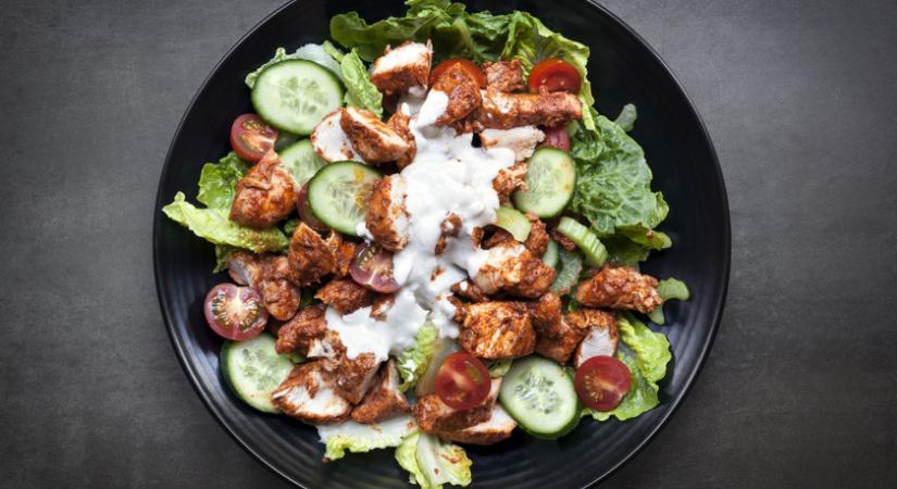 Fűszeres csirkés saláta joghurtos öntettel: ettől a páctól lesz igazán finom