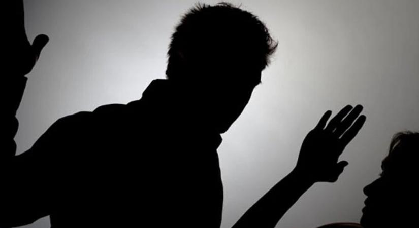 Fojtogatta, rángatta, fenyegette a társasházkezelő nőt egy idős férfi