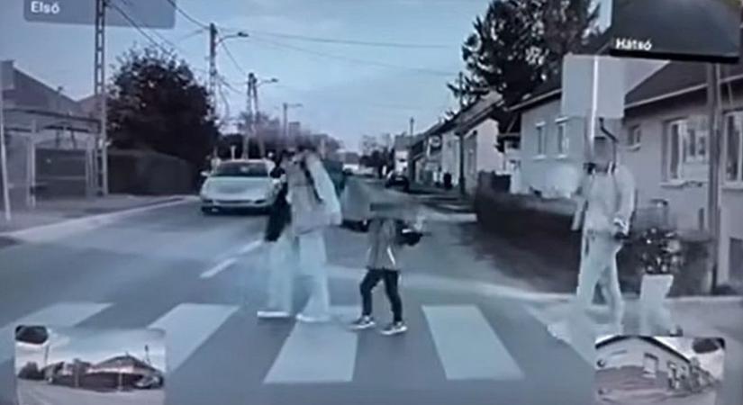 Döbbenetes: alig tudott elugrani a gyermekével gyalogátkelőn áthaladó anyuka az autó elől - videó
