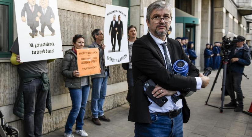 Hadházy Ákos NER-túrát tartott, miközben a Külügyminisztérium elé vitte a demonstrálókat