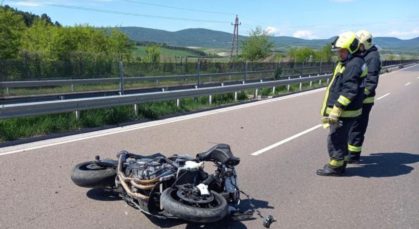 Eddig nem látott fotók kerültek ki a Pásztónál történt halálos motorbalesetről