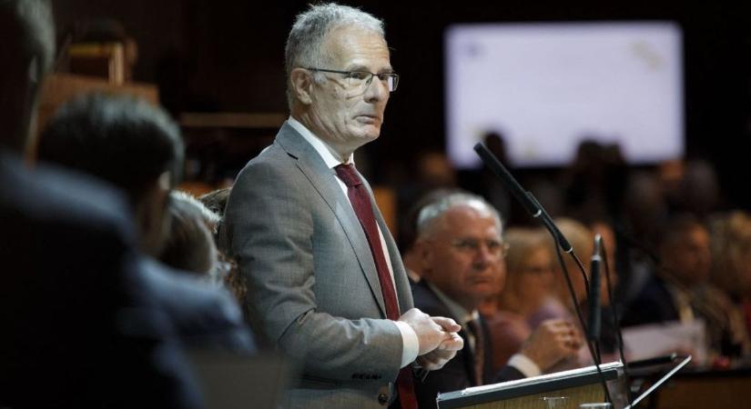 Ausztria pénzügyminisztere bejelentette a súlyos megszorításokat, ez nagyon fog fájni: leáll a vasútfejlesztés, lemondtak a környezetvédelemről, befagyasztják a családi pótlékot
