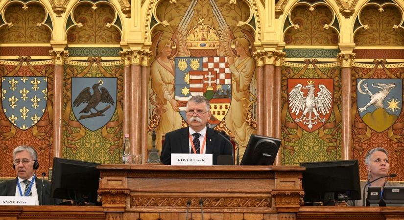 Negyedmilliárdot költ konyhára, 300 milliót tanácsteremre Kövér László hivatala