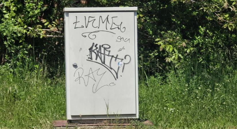 Bosszantó graffitik árasztották el a közkedvelt Balaton-parti települést