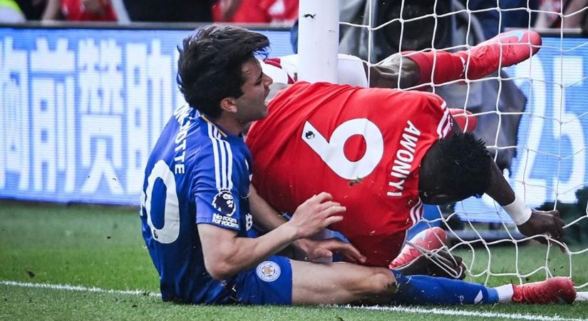 Dráma a pályán: a kapufával ütközött, nem cserélték le, most mesterséges kómában tartják