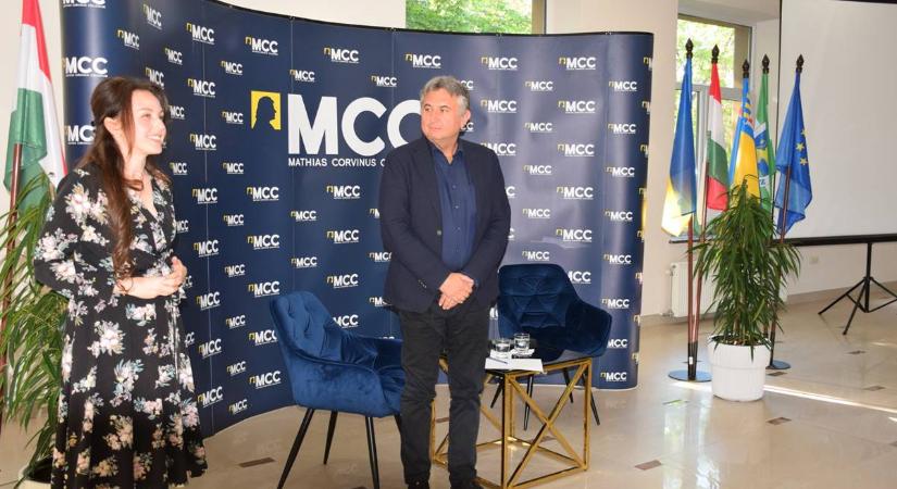 Demkó Attila előadása az MCC Beregszászi Központjában - Forrong a világ