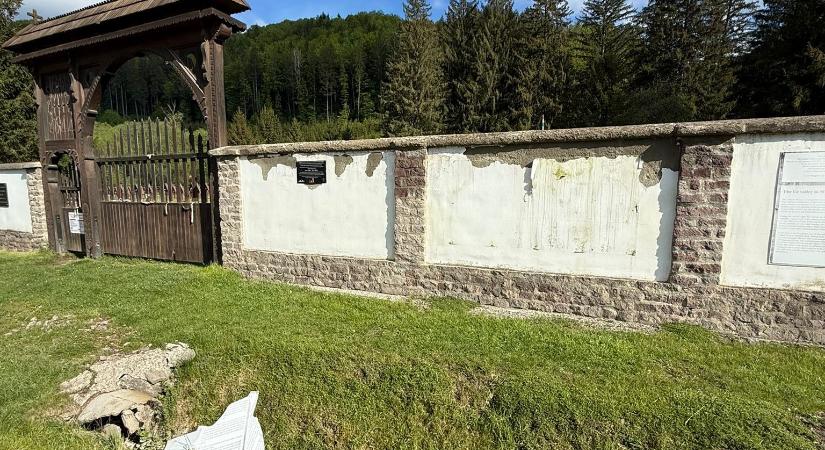 Megrongálták az úz-völgyi katonatemető tájékoztató tábláit