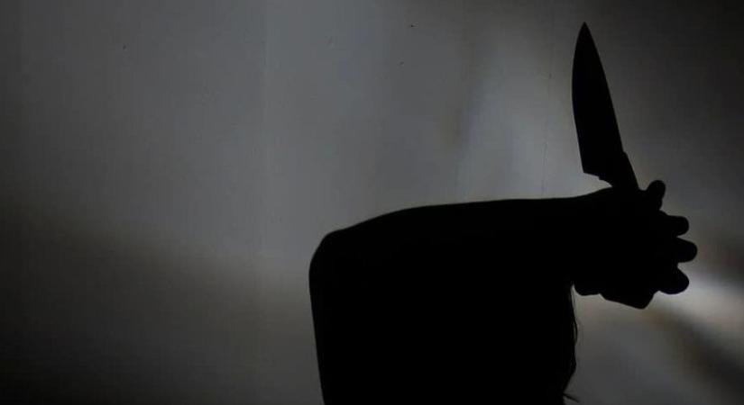 A kocsma előtt szúrta hasba haragosát