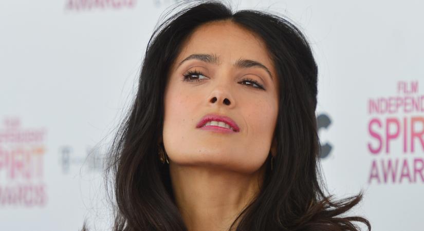 Az 58 éves Salma Hayek a Sports Illustrated címlapján vetkőzik bikinire, és bomba formában van