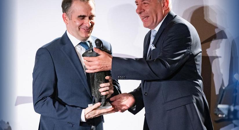 Stipsicz András matematikus vehette át a Bolyai-díjat Sulyok Tamástól
