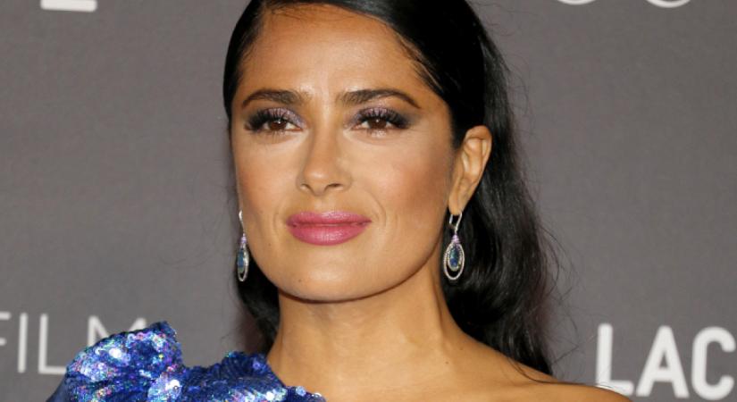 Bikinire vetkőzött az 58 éves Salma Hayek - lélegzetelállító címlapfotó