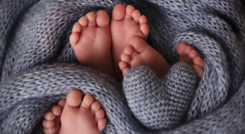 Hármas ikreket fogad örökbe a pár. Egy héttel később az apa sokkoló hírt kap a kórházból