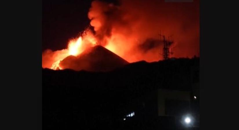 Élő közvetítés: újra kitört az Etna! Több száz méteres lávaszökőkút világította be Szicília egét!