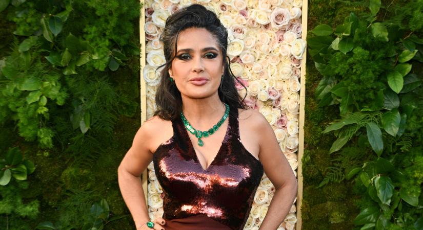 Az 58 éves Salma Hayek bikiniben pózol a címlapon