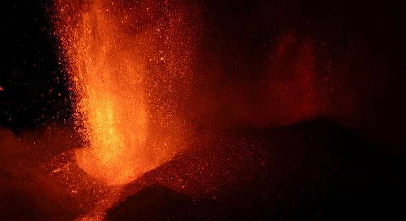 Kitört az Etna: több száz méteres lávaoszlopokat köpött ki magából a vulkán