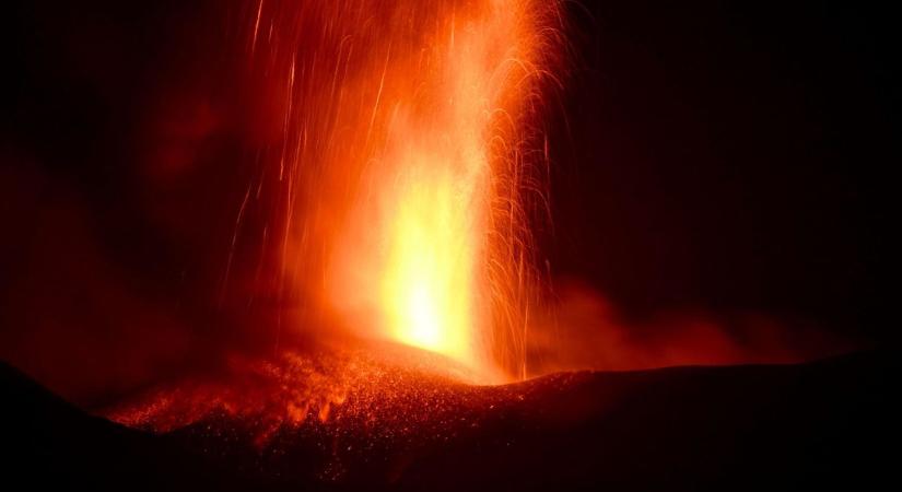 Óriási lávaoszloppal tört ki az Etna, bajban lehet a Kárpát-medence