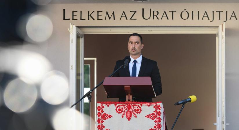 Legalább százezer forintra büntetnék azt, aki élő állat társaságában koldul