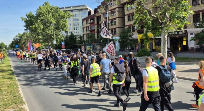 Elindultak Újvidékről a Szabadkára gyalogló egyetemisták