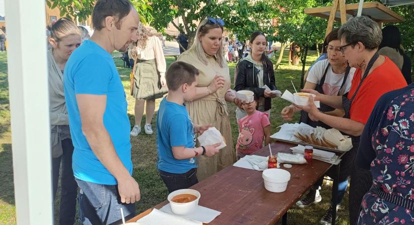 Tábortűz mellett, gitárkísérettel szóltak a dalok a vépi retró majálison