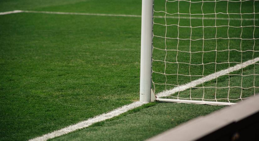 Kómában a Premier League-mérkőzésen súlyos sérülést szenvedő labdarúgó