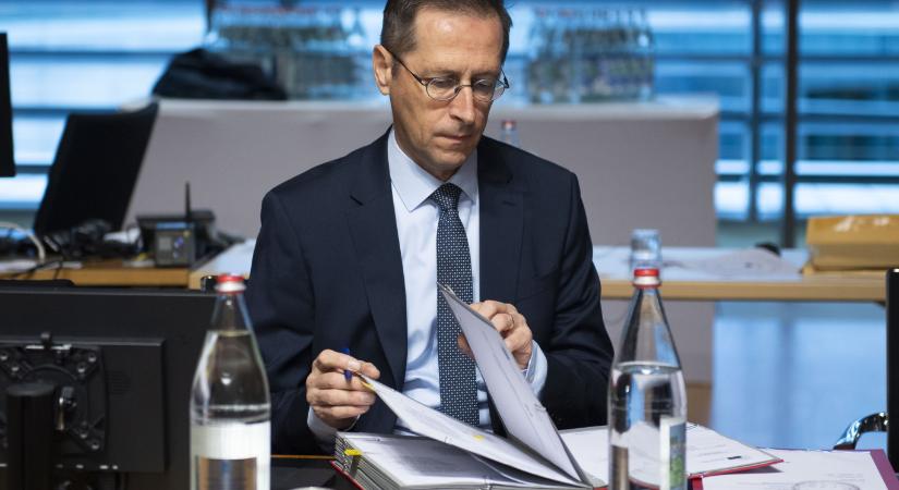 Varga mégsem szünteti meg az MNB alapítványait az 500 milliárdos bukta után