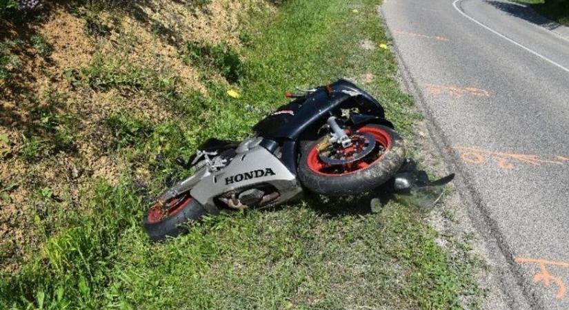 Súlyosan megsérült a motoros egy elhibázott előzés miatt