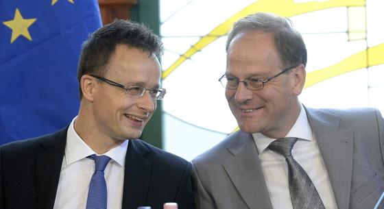 Szijjártó könnyebben titkolózhat, Navracsics könnyebben osztogathat a versenyképességi salátatörvény szerint