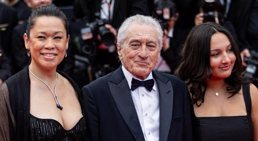 Ritka pillanat! Robert de Niro 35 évvel fiatalabb barátnőjével és tinilányával vonult a cannes-i filmfesztivál vörös szőnyegén
