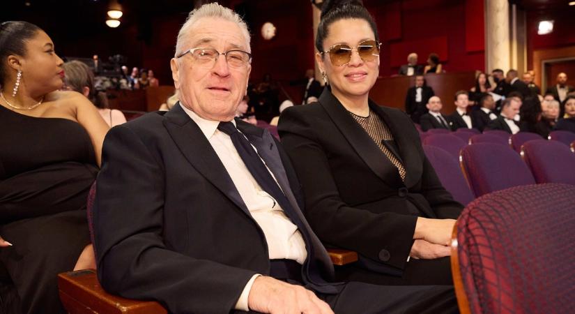 Olvadozunk, mennyire édesen, durcásan ölel a kis Gia Virginia. Robert de Niro 7. gyermeke 2 éves és gyönyörű a friss fotókon