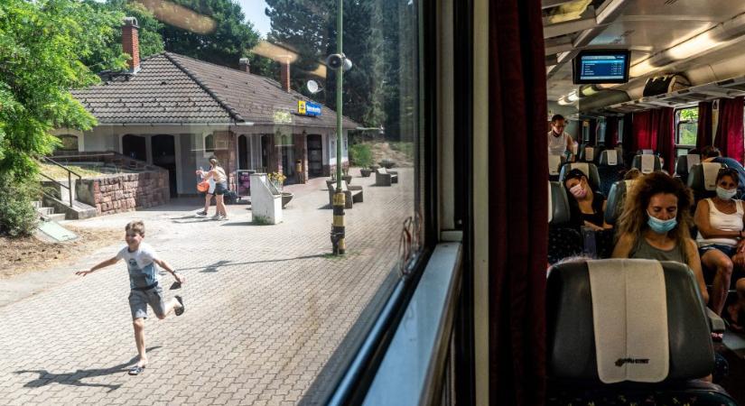 Lebonthatják Balatonakarattya kedves vasútállomását, modern utódnak adná át a helyét