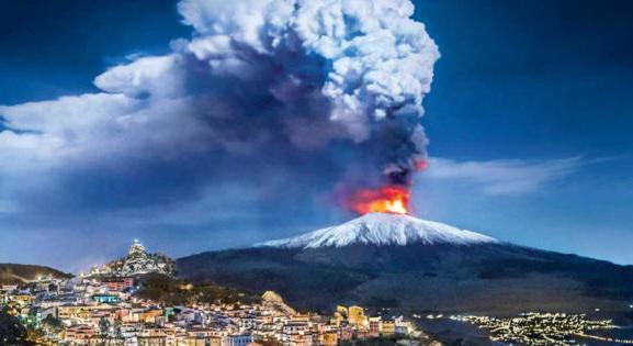 Látványos tűzijátékkal tört ki az Etna