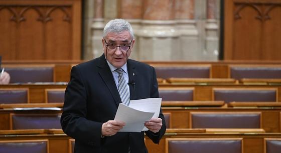 Óriáslakás, terroristakvóta, hazugozás és kétszer elmondott beszéd – néhány szalagcím Halász Jánosról, aki benyújtotta az átláthatósági törvény javaslatát