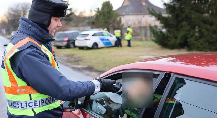 „És akkor mi van?” – Ittasan, droggal a zsebében bukott le egy eltiltott sofőr Hajdúhadházon