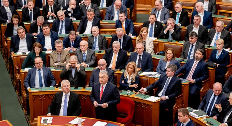 Kedd esti törvénycunami: a kormányoldal 760 oldalnyi új jogszabályt terjesztett be