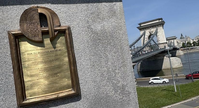 Felavatták a Lánchíd nívódíját jelző díszes bronztábláját