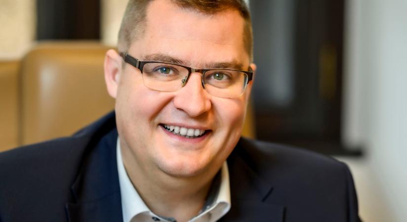 “Butter/масло”: Nagy János, a kormányfő jobbkeze azt kérdezi: “mi a baj?”