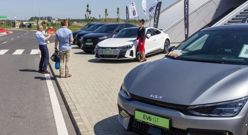 Új rekord: soha még ennyi autó nem kapott zöld rendszámot, mint idén