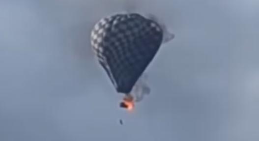 Sokkoló videón, ahogy a mélybe zuhan az égő hőlégballonból egy férfi a mexikói fesztiválon
