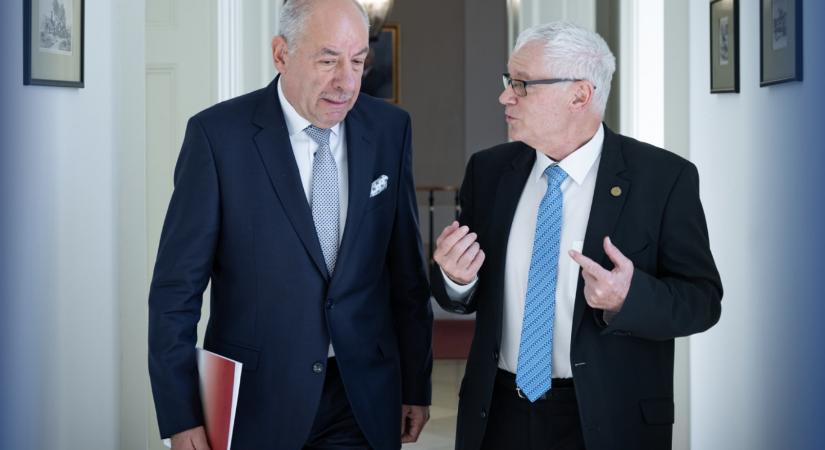 Polt Péter személyesen nyújtotta be Sulyok Tamásnak a lemondását