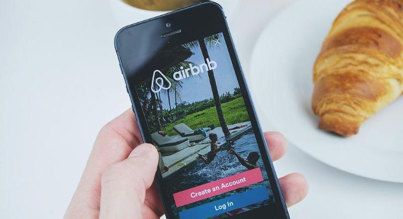 Szakácsot, fotóst vagy sminkest is bérelhetünk ezentúl az Airbnb-n – Itt az új szolgáltatás