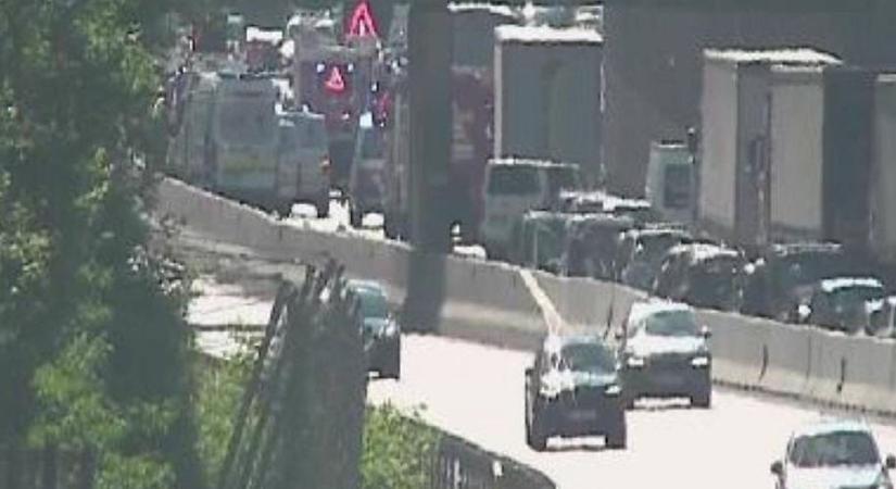 Forgalommal szemben hajtott fel az autópályára, súlyos baleset lett a vége