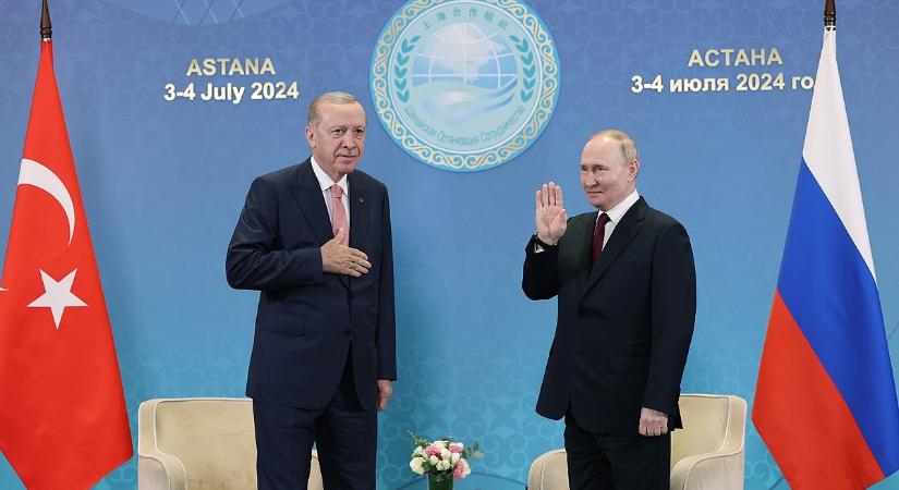 Erdogan nem győz hízelegni, de Moszkva továbbra is ködösít