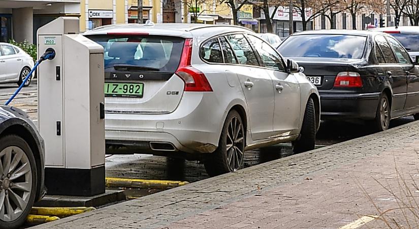 Rekord: idén több mint 9 ezer tisztán elektromos autó kapott zöld rendszámot Magyarországon