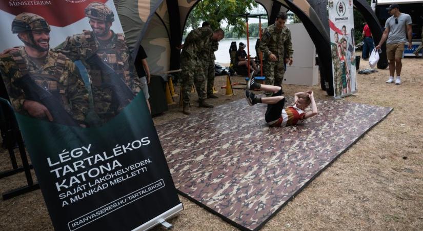 Blikk: Hamis diplomák miatt razziázhattak laktanyákban