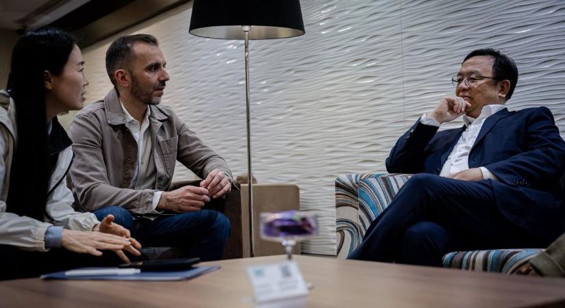 Az éjjel Magyarországra érkezett a BYD legfőbb vezetője, valami rendkívüli készül: ő fogadta a ferihegyi repülőtéren