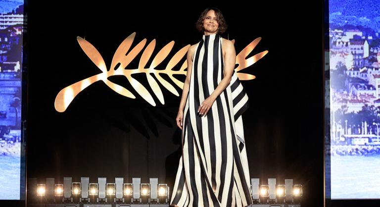 Alig takart valamit Halle Berry ruhája, a cannes-i szervezőknek kellett felöltöztetniük
