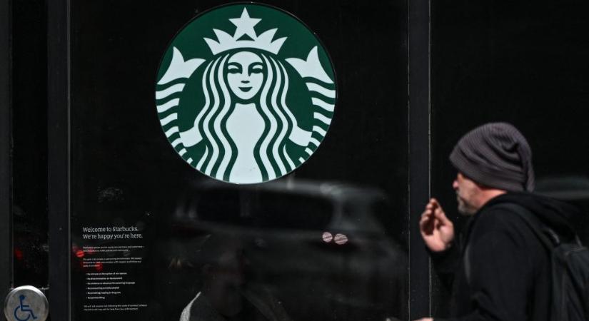 Tömegek sztrájkolnak a Starbucksnál a képtelen öltözködési szabályok miatt