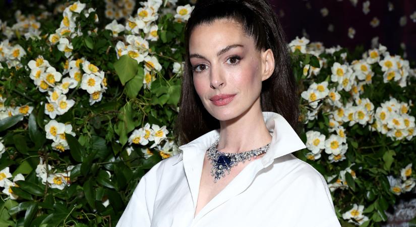 Anne Hathaway ajakdúsító trükkje egyszerű, de zseniális: ezt teszi sminkelés előtt
