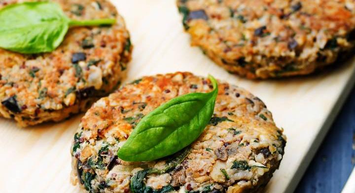 Quinoás pogácsa spenóttal és babbal: vegán burgerbe kötelező